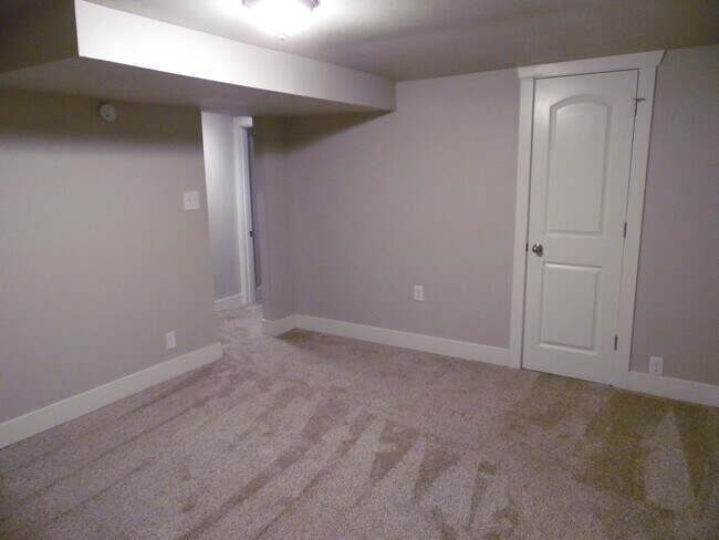 Building Photo - 2813 Henderson Dr
