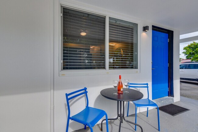 Building Photo - 412 NE 4th Ave