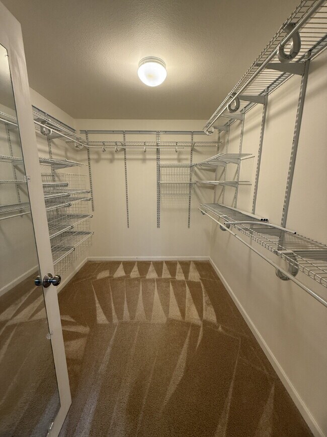 Building Photo - Spacious 4-Bedroom Retreat in Renton Available!