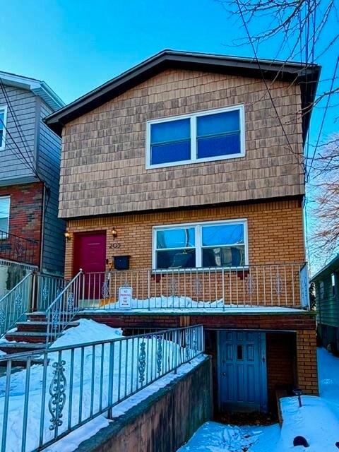 Building Photo - 205 Zabriskie St