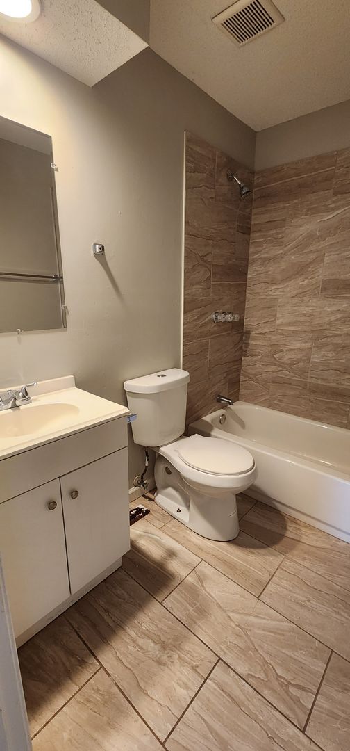 Building Photo - 3Bed/2Bath Duplex Near KU MED Available Soon!