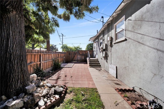Building Photo - 240 N Shamrock Ave
