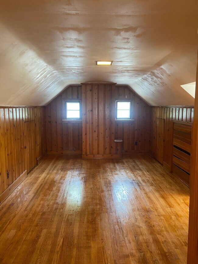 Building Photo - Adorable Capecod 4 bdrm/1.5 bath Home w/Office Located on Monument Ave. Near Willow Lawn!