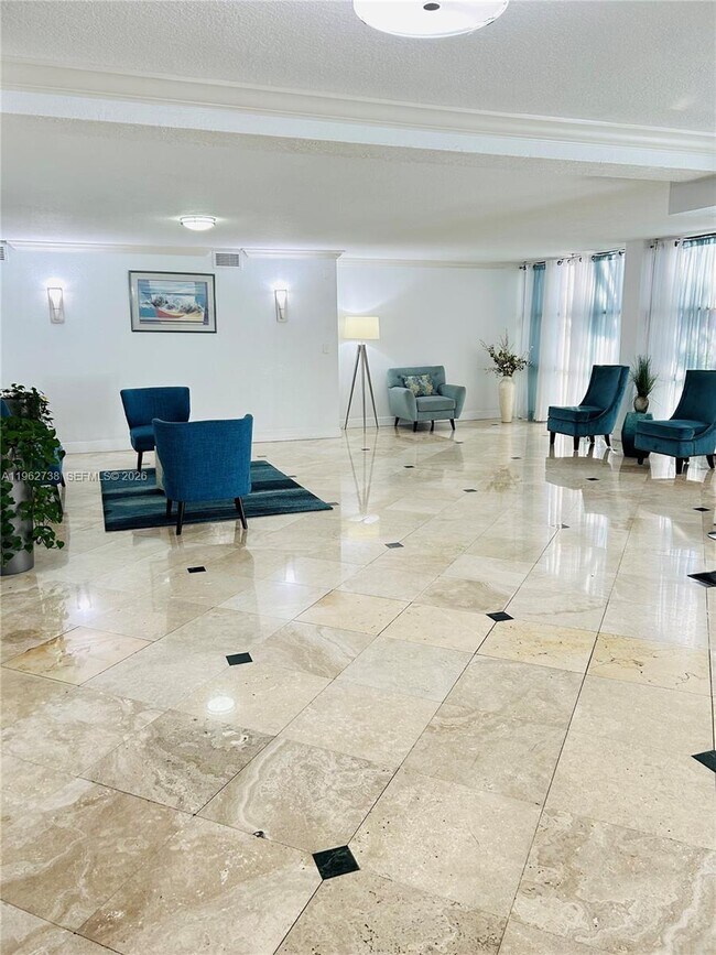 Building Photo - 800 Parkview Dr