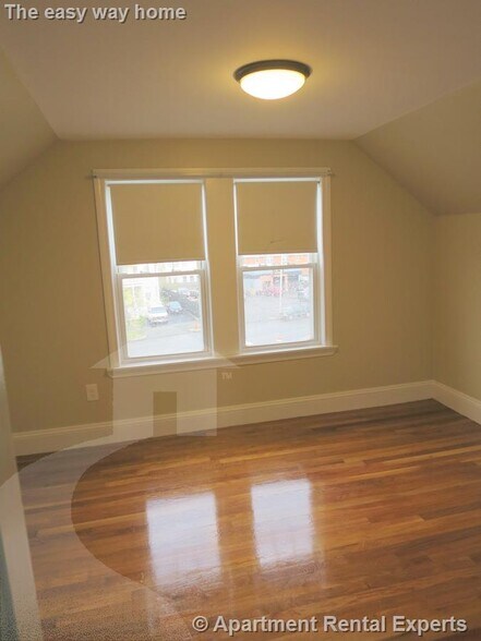 Building Photo - 1098 Fellsway