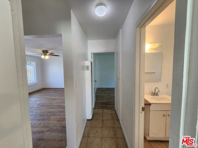 Building Photo - 1499 W 35th Pl