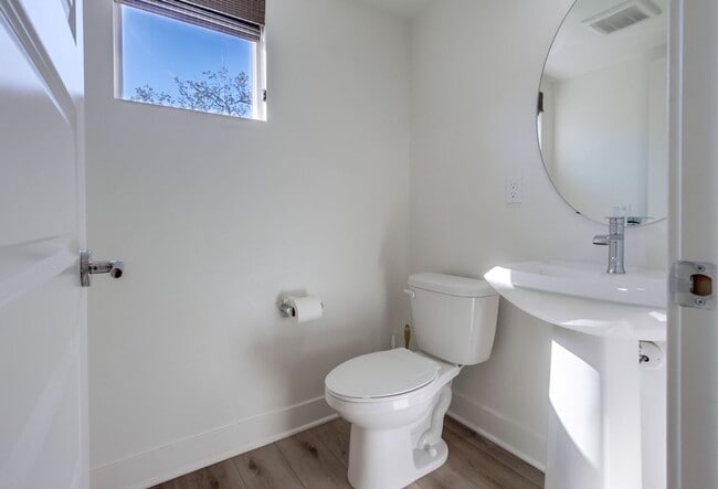 Building Photo - Mira Mesa 3 Bedroom Townhome!