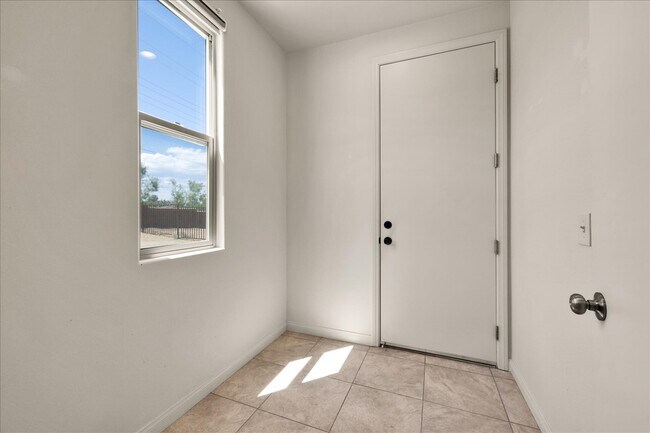 Building Photo - 56923 Ivanhoe Dr