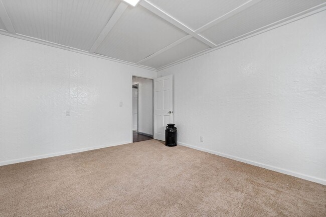 Building Photo - JC Rental Available. Prime location