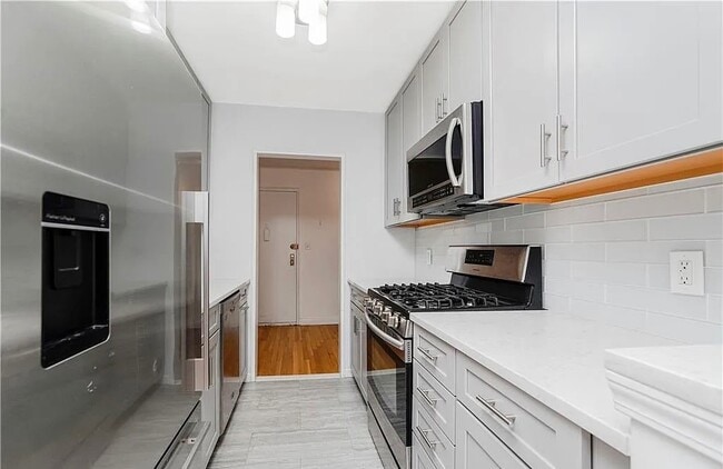 Building Photo - 350 Richmond Ter