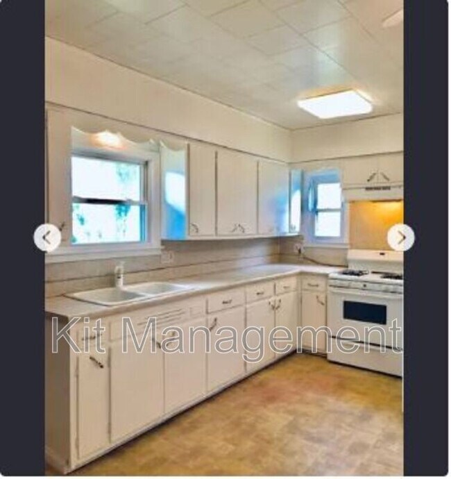 Building Photo - Charming 2-Bed Bungalow with Garage & Yard on Atlantic Ave – Toledo’s Best Value!