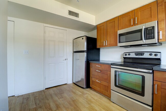 Building Photo - 2379 W Hazelwood St