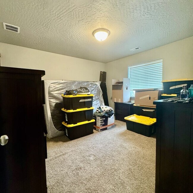 Building Photo - Beautiful 4 bedroom home