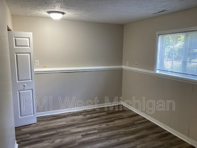 Building Photo - 5864 Shaw St