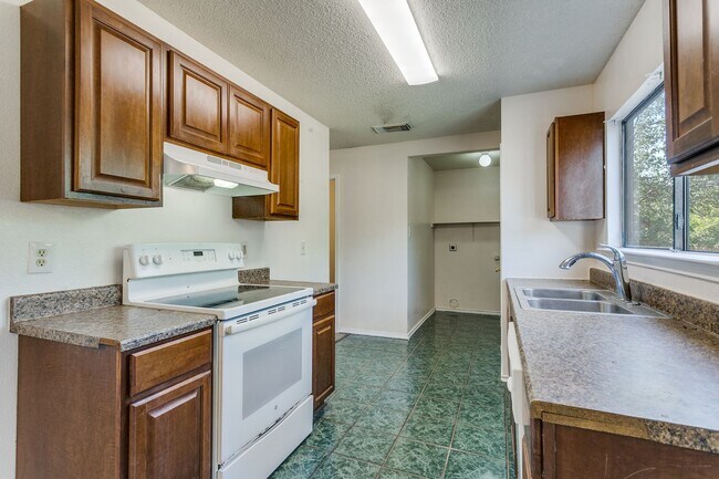 Building Photo - 3-BEDROOM HOME IN CANDLEWOOD PARK