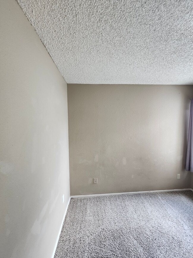 Building Photo - Inviting 3-Bedroom Home