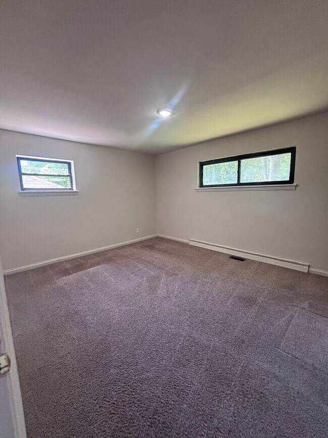 Building Photo - Great 3 bedroom home available in East Charlotte