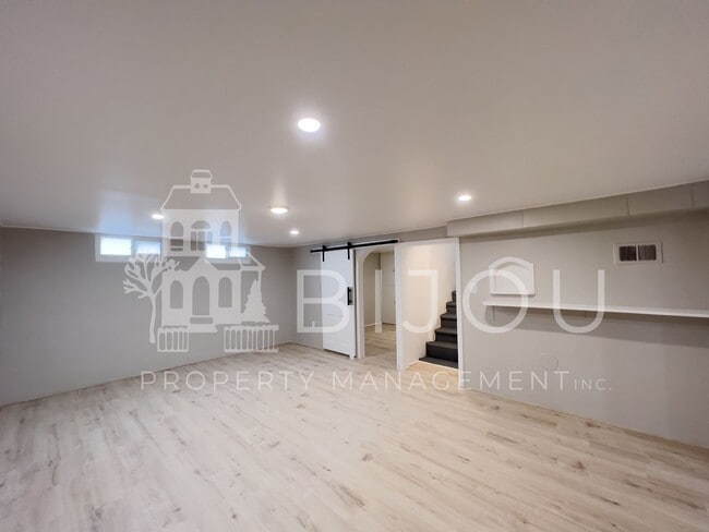 Building Photo - Located Close to Memorial Park!