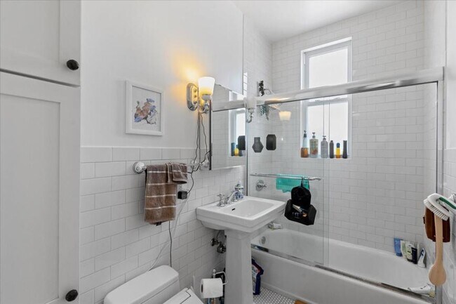 Building Photo - 2 bedroom in Chicago IL 60647