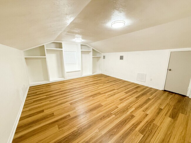 Building Photo - Beautifully Updated 4 Bedroom 2 Bathroom i...