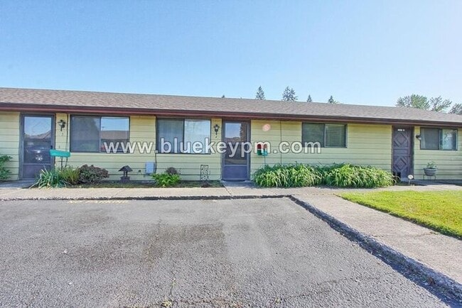 Building Photo - Unit #4- 2 Bed, 1 Bath Unit in Battle Ground in a 55+ Complex 2 blocks off Main Street