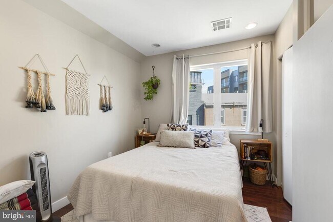 Building Photo - 221 W Girard Ave