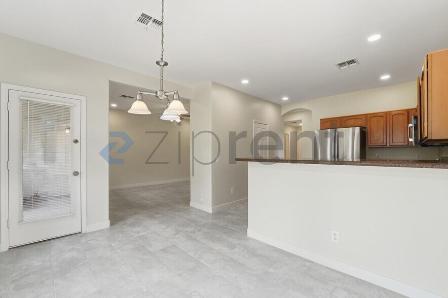 Building Photo - 2600 E Springfield Pl