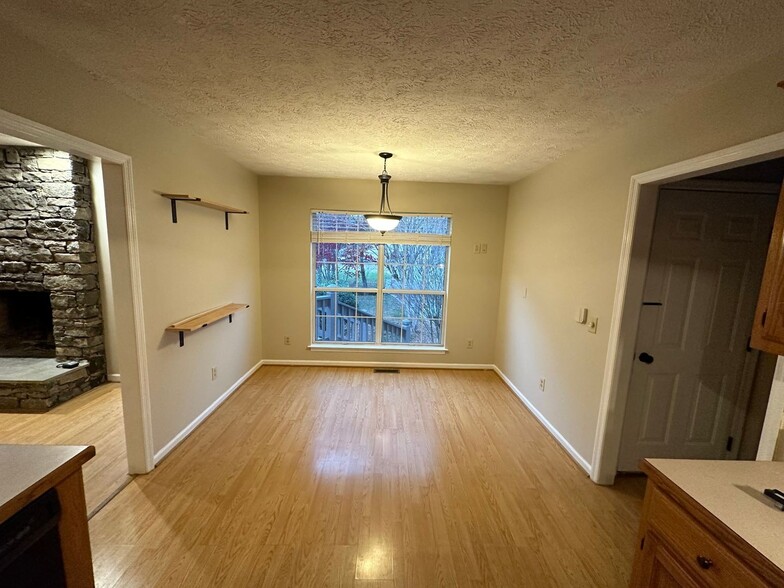 Building Photo - 303 Oak Meadow Ln