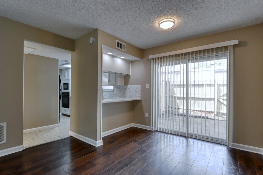 Building Photo - 711 Harbour Town Dr