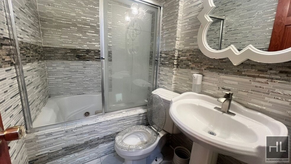 Building Photo - 466 Berriman St