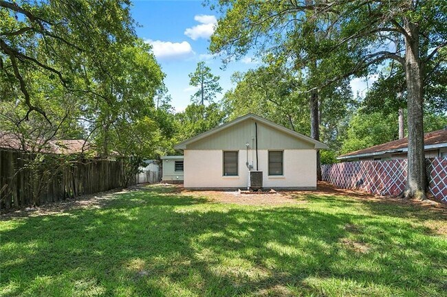 Building Photo - 834 Pine Tree St