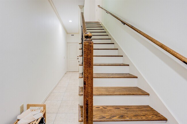 Building Photo - 3105 Fairdale Oaks E