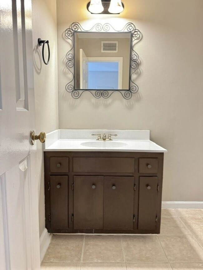 Building Photo - 2 Bed, 1.5 Bathroom Townhome with 2 Vehicle Carport