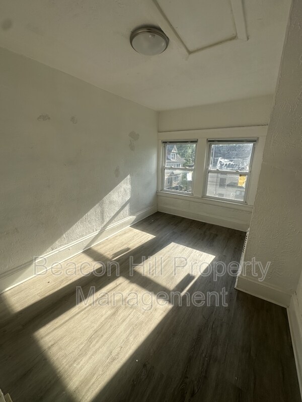 Building Photo - 1125 E 99th St