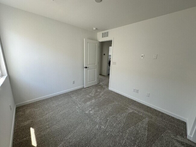 Building Photo - 878 Benning St