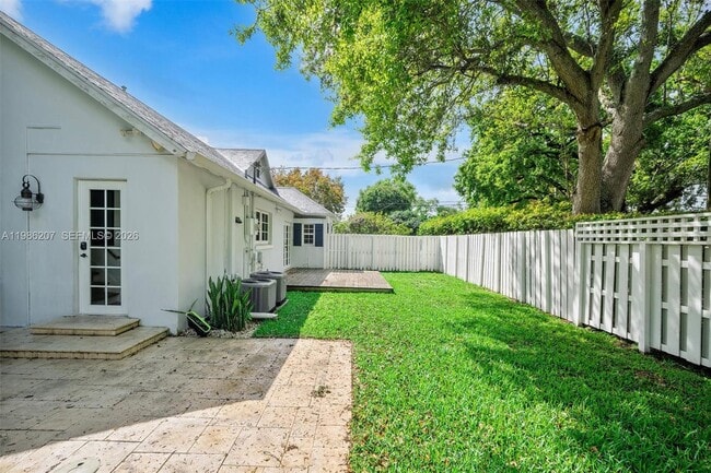 Building Photo - 285 NE 105th St