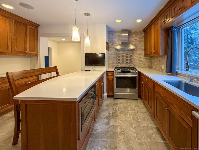 Building Photo - 2 Maple Ln