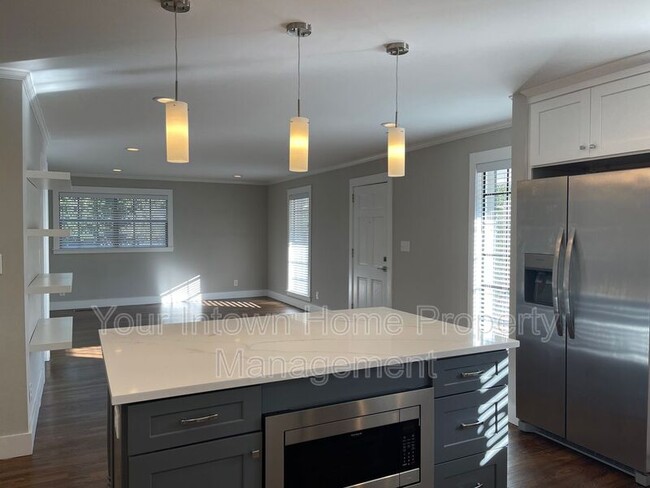 Building Photo - 1525 Sanden Ferry Dr