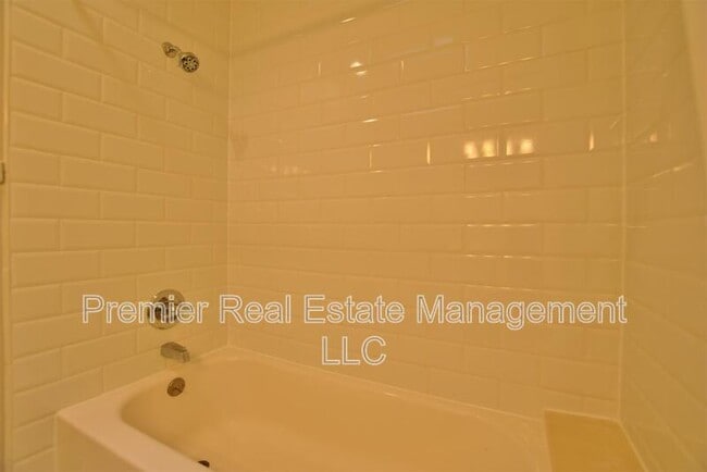 Building Photo - 335 E 7th Ave