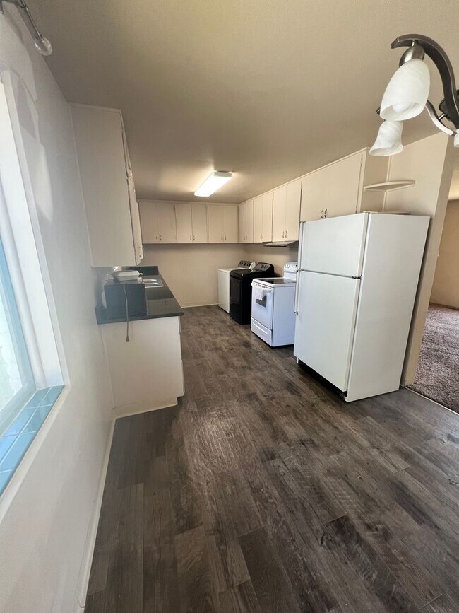 Building Photo - Charming, 2BD/1BA Duplex