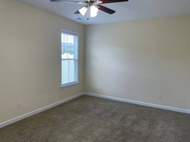 Building Photo - 3 Bedroom 2 Bathroom House with Large Fenc...