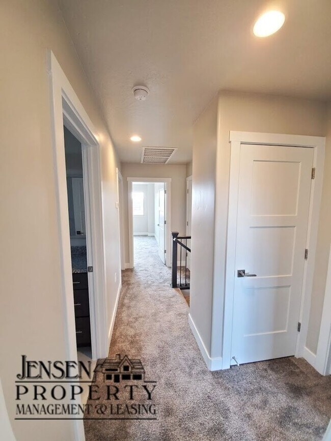 Building Photo - Three Bedroom Red Mountain Vista Town Home