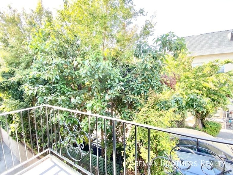 Building Photo - 1543 N Formosa Ave