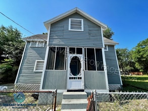 Building Photo - Amazing 4 bedroom / 1 bathroom home availa...