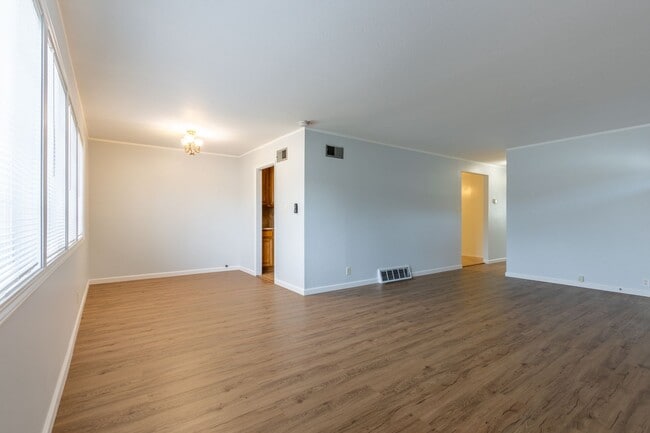 Building Photo - Beautiful & bright 3 bed / 2 Bath San Brun...