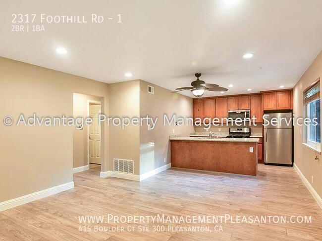 Building Photo - Updated 2 Bed, 1 Bath, 798 sq. ft. Condo l...