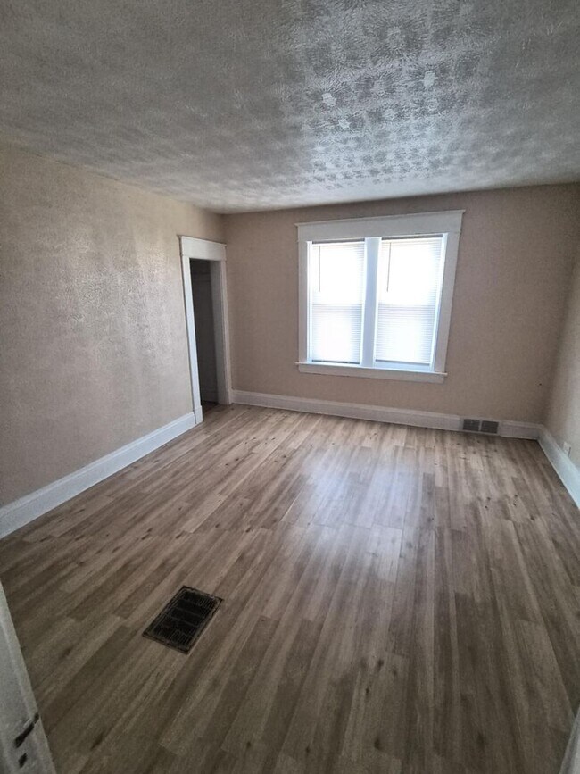 Building Photo - Spacious 3 Bedroom 1 Bath Located in East ...