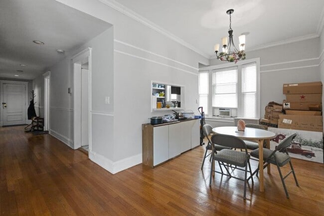 Building Photo - 2 bedroom in Chicago IL 60657