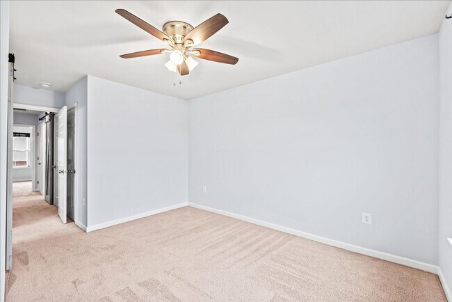 Building Photo - Commuter Friendly 3 Bed 3.5 Bath Townhome