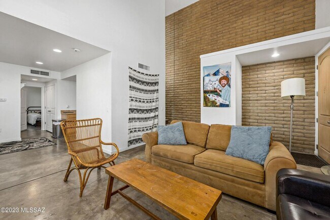Building Photo - 527 N Jacobus Ave